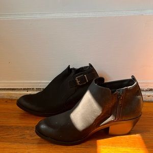 Black zip up  heel booties size 7”